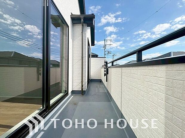 通風・採光に優れ、心地よい光と風があふれています。優しい陽射しが差し込むバルコニーとなっております。