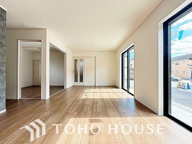 明るく穏やかな空気の中で飲んだり、食べたり、笑ったり。一日の中で多くの時間を過すことになるリビング。