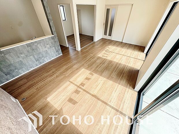 広いＬＤＫでは家族が集まり一緒の時間を過ごせる工夫がされております。