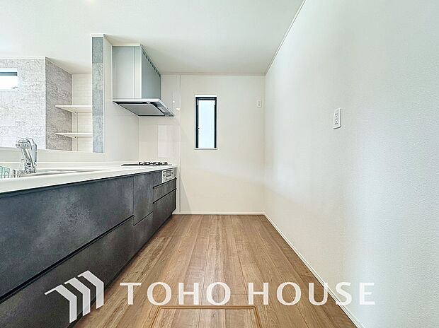 美しく使いやすいキッチン空間。優しい温もりを醸し出すキッチンは料理の為の配慮を随所に注ぎました。