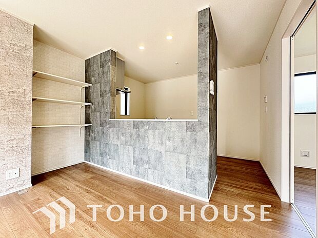 大型の冷蔵庫やレンジボードもしっかり置ける広々としたキッチンスペース。