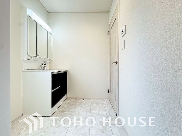 平日の朝であっても、落ち着きとくつろぎを感じられる空間。気持ちよく身だしなみを整えられます。