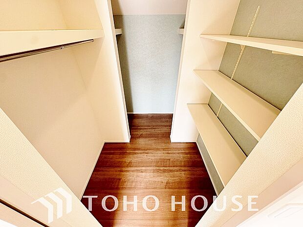 買い置きした日用品や食品等を収納する場所として最適なパントリー収納がございます。