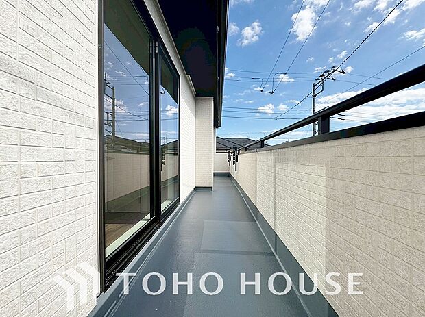 通風・採光に優れ、心地よい光と風があふれています。優しい陽射しが差し込むバルコニーとなっております。