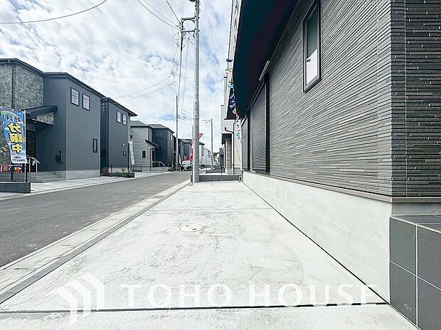 ゆったりとした駐車スペースを確保いたしましたので、大きめのお車でも駐車可能です。