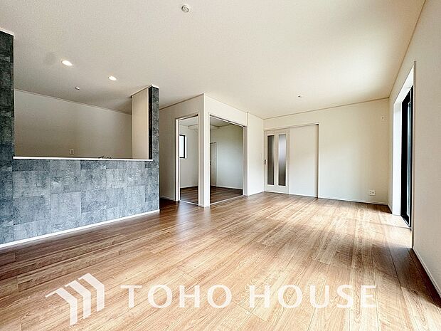 ホワイトナチュラルのテイストが、自然体で過ごせる心地良さ生み出しています。