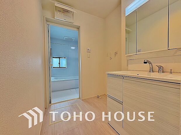 お家の中でも特にプライベートスペースとなる洗面所は、洗濯場所と浴室を同じ空間でまとめております。