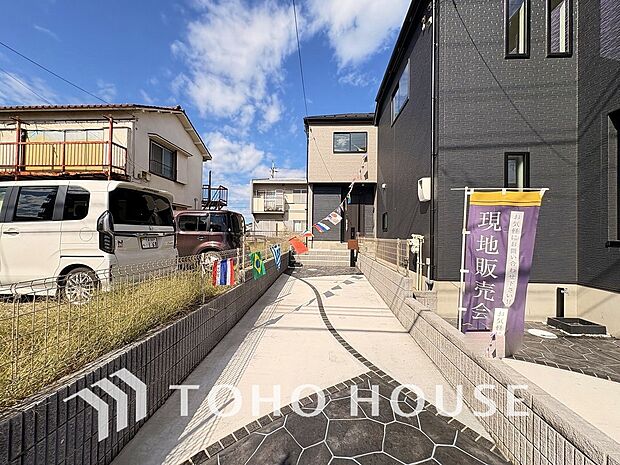 ゆったりとした駐車スペースを確保いたしましたので、大きめのお車でも駐車可能です。