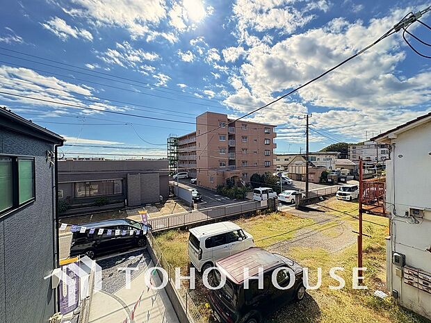 その豊かな眺望にふさわしい空間には、通風・採光にも優れ、心地よい光と風があふれています。