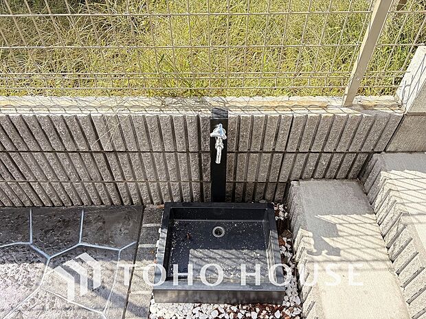 お車の手入れや外周りのお手入れの際にあると便利な立水栓がございます。