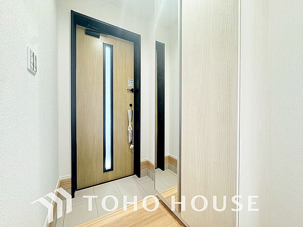 人を迎え入れる最初の場所だからこそ、清潔感がある空間にして頂ける様シューズボックスを設置しました。