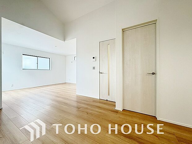 光が注がれる青い空から鮮やかに赤色にゆっくりと染まる。そんな優しい時間がここでは流れてゆく。