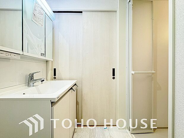 身だしなみのチェックがしやすい大きな鏡、下には収納がたっぷり。スッキリとした空間を演出いたします。