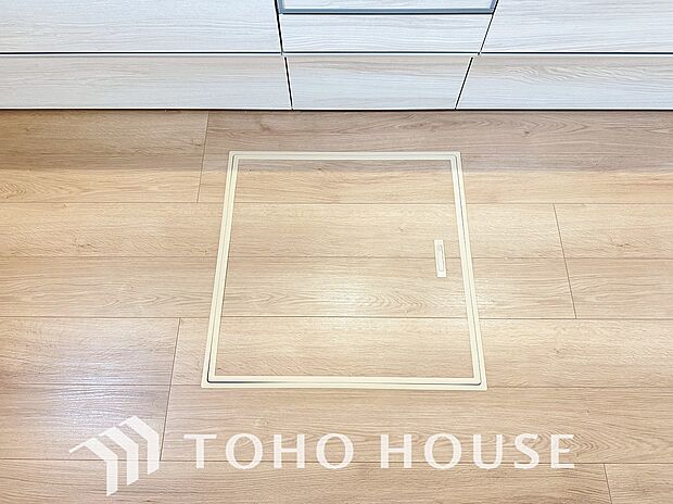 床下収納の場合は使っていない空間を有効利用するので、キッチンを狭くすることなく収納場所を増やせます。