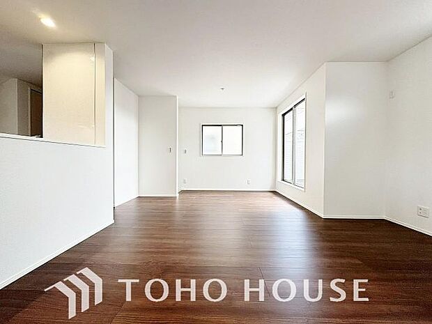 光が注がれる青い空から鮮やかに赤色にゆっくりと染まる。そんな優しい時間がここでは流れてゆく。