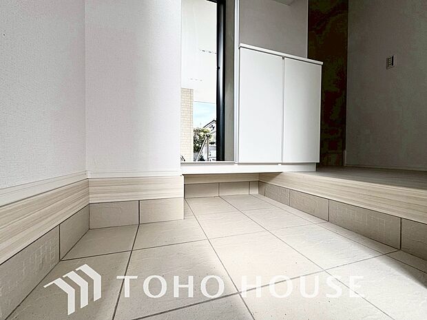 人を迎え入れる最初の場所だからこそ、清潔感がある空間にして頂ける様シューズボックスを設置しました。