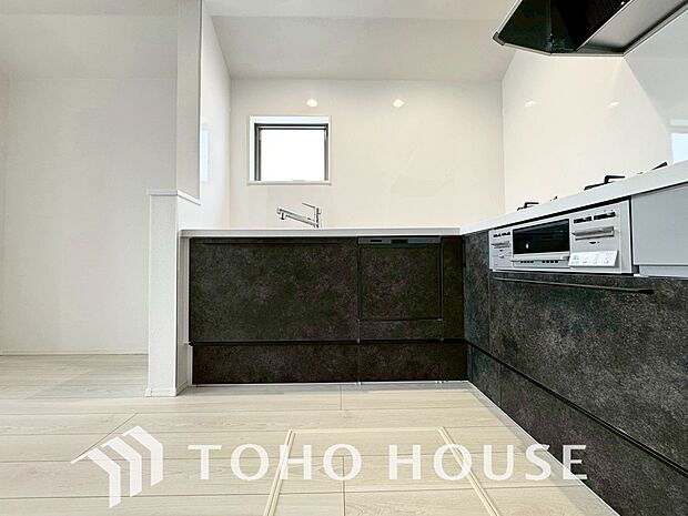 キッチンの収納は、デッドスペースになりやすい箇所を有効活用できる、スライド式収納を採用しました。