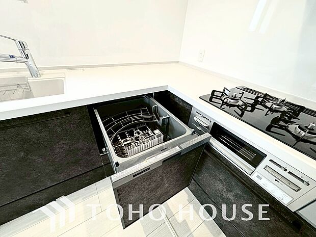 「ビルトインタイプ食器洗乾燥機」通常の手洗いでは使用出来ないほど高温のお湯や高圧水流を使うことにより汚れを効果的に落とすことができる。