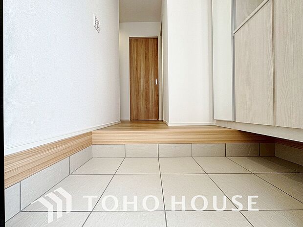 広々とした玄関スペースは何かと重宝します。ベビーカーも楽々置けるゆったりスペースが魅力です。