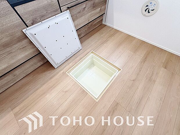 キッチン下部に設けた床下収納。缶詰のストックや非常食、梅酒や味噌などの保存食入れとして利用可です。