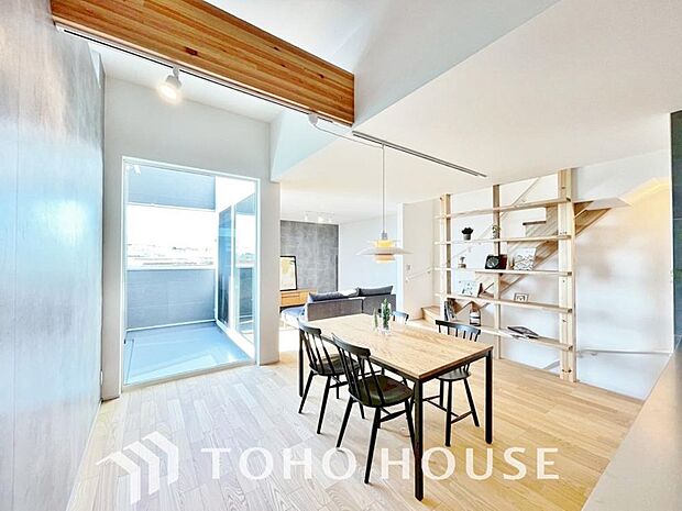 リビングも広く設け、訪れる人々を暖かく迎えてくれます。