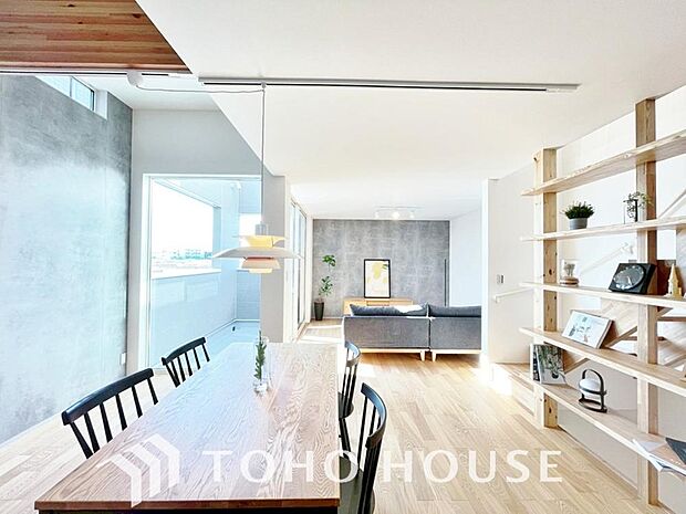 造りこんだ空間演出の妙が生み出す光と質のハーモニーはこの住宅のクオリティの良さを実感させてくれます。