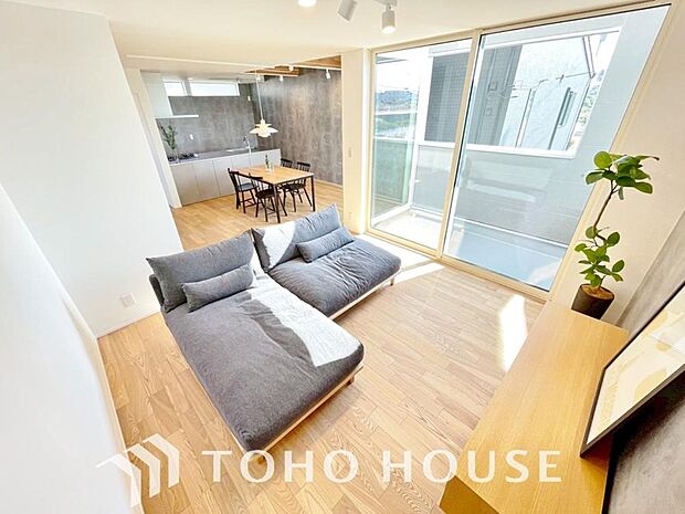 光が注がれる青い空から鮮やかに赤色にゆっくりと染まる。そんな優しい時間がここでは流れてゆく。