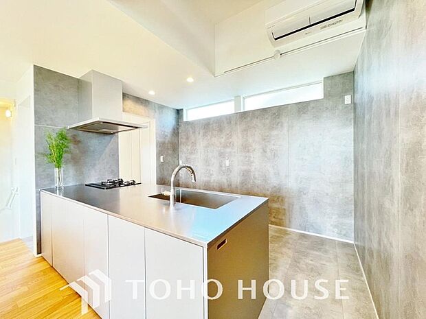 夫婦そろってキッチンに立っても調理がしやすく余裕の広さ。家事をしながら会話も弾みます。