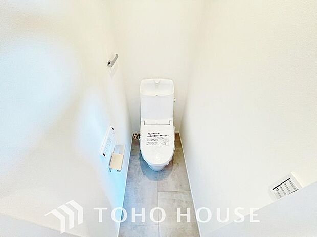 十分な広さと清潔感のあるカラーで纏まったおトイレ。時間に余裕とゆとりを持たせます。