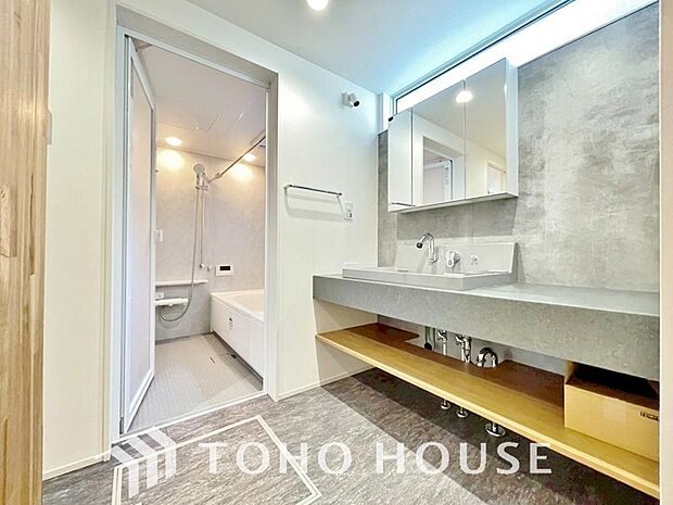 手で洗いたい大切な服など、広く使えると助かる洗面台は汚れの付きにくい形状と素材で造られております。