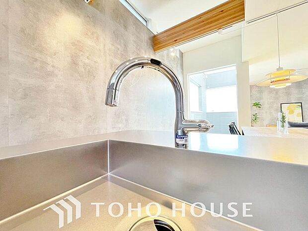 水栓に直接手を触れることなく吐水/止水の切り替えができる便利なタッチレス水栓が標準装備されています。