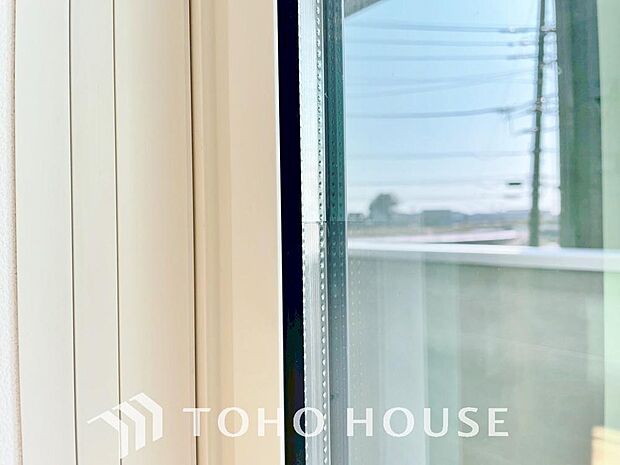 二層のガラスの間に空気層や特殊ガス層を作ることで断熱性能や結露防止効果を高めたサッシを装備してます。