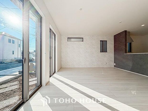 リビングも広く設け、訪れる人々を暖かく迎えてくれます。