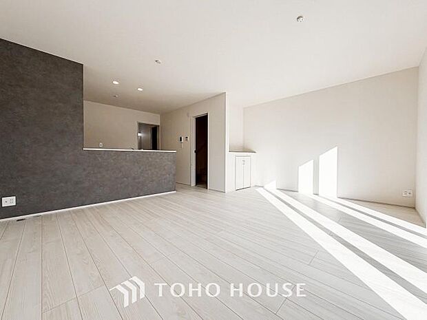 光が注がれる青い空から鮮やかに赤色にゆっくりと染まる。そんな優しい時間がここでは流れてゆく。