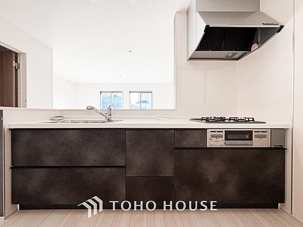 キッチンの収納は、デッドスペースになりやすい箇所を有効活用できる、スライド式収納を採用しました。