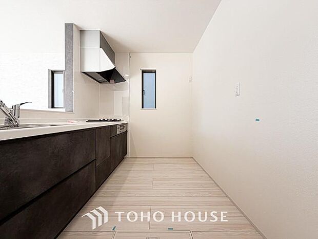 夫婦そろってキッチンに立っても調理がしやすく余裕の広さ。家事をしながら会話も弾みます。