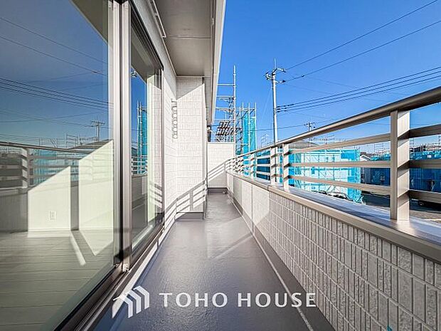 頬をなでる優しい風を感じることが出来るバルコニー。つい深呼吸をしたくなる気持ちの良い眺望です。