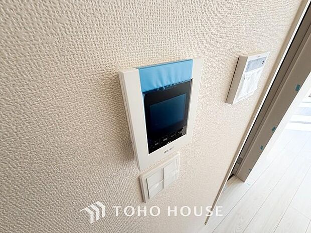 誰が来てもわかる様にモニター付きインターホンを設置。家事導線を考慮した個所に設置し、防犯性と利便性に優れ快適と安らぎを合わせた優しい設計。