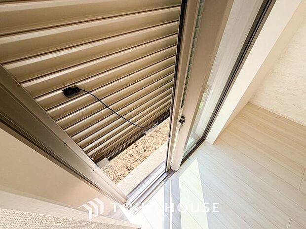 戸建にも防犯機能のシャッターを完備しております。寒い冬でも中から開閉がラクラクな所も便利です。