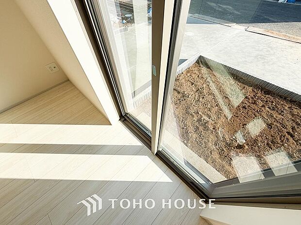 「ペアガラス」断熱複層ガラスとも呼ばれます。ガラスとガラスの間に空気層や特殊ガス層を作ることで、断熱性能や結露防止効果を高めたガラスを採用したサッシが装備されています。