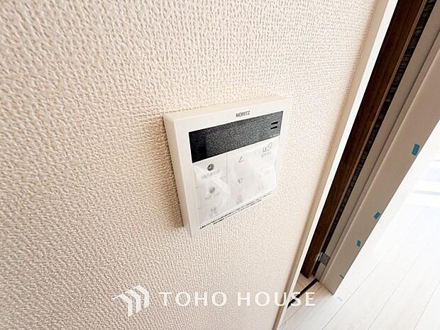 お風呂場と台所に操作リモコンがあり、キッチン近くにある給湯リモコンは、お料理の最中でもリビングで寛いでいるなかでもボタン一つで簡単に沸かせて便利ですね。