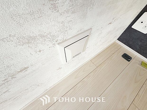 「24時間換気システム」従来の自然換気とは異なり、強制的に室内の空気の入れ替えを自動的に行う事を可能とした「換気設備」です。シックハウス症候群対策としても重要な設備です。