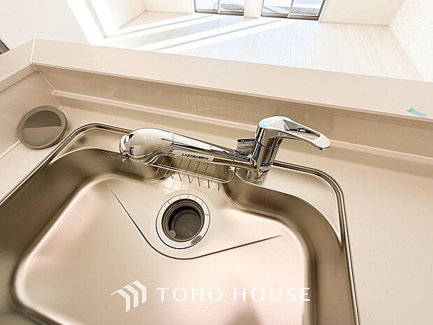 「浄水器一体型水栓」ワンタッチで浄水と原水と切り替えできる、見た目にもスマートな浄水器一体型の水栓は水道水に含まれる有害物質を除去してくれます。お茶を淹れたりお料理するにも活躍するアイテムです。