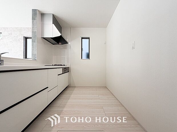 夫婦そろってキッチンに立っても調理がしやすく余裕の広さ。家事をしながら会話も弾みます。