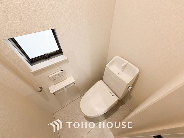 十分な広さと清潔感のあるカラーで纏まったおトイレ。時間に余裕とゆとりを持たせます。