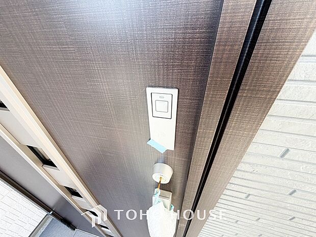 ICチップを用いたカードやボタンなどで玄関扉の鍵の施錠・解錠が出来る設備。