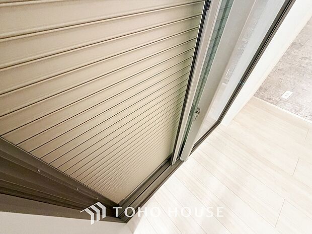 戸建にも防犯機能のシャッターを完備しております。寒い冬でも中から開閉がラクラクな所も便利です。