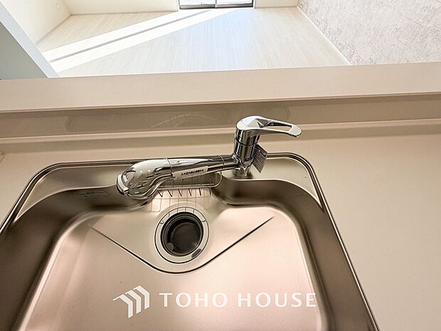 浄水器ボタンひとつで浄水と原水に切り替えられる浄水器一体型水洗を使用。