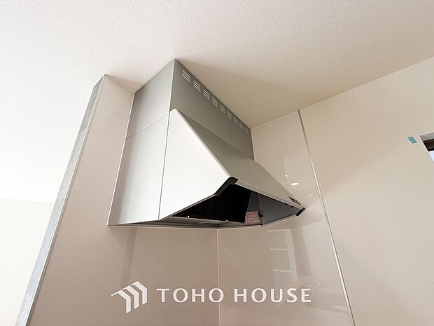 キッチンの換気扇はスタイリッシュなデザインで、日々のお手入れもラクラクな仕様となっております。