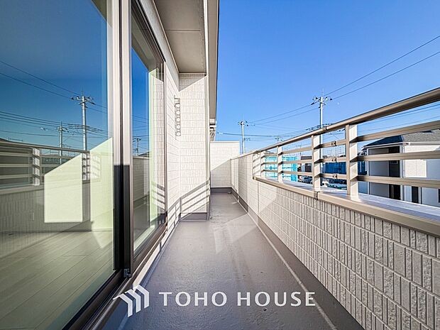 暖かい陽ざしが差込むバルコニーは、晴れた日には、洗濯物が良く乾きます。また、風通しも良好です。